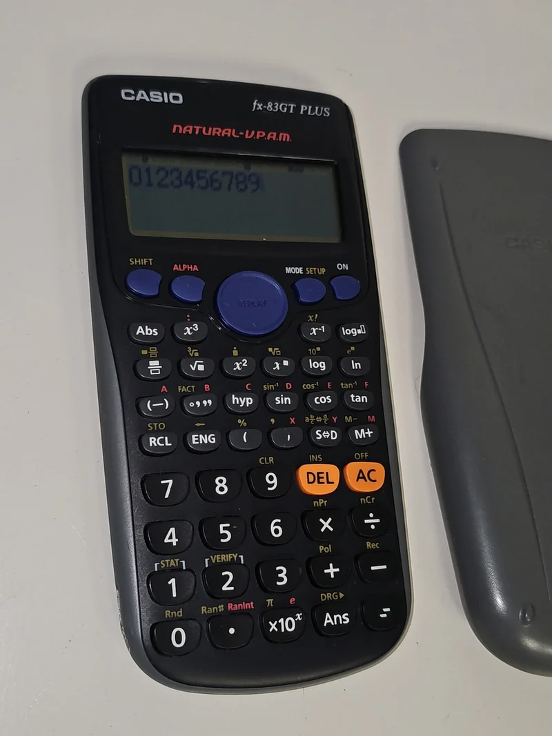 Calculatrice scientifique Casio FX-83GT Plus fonctionnelle pour études et examen