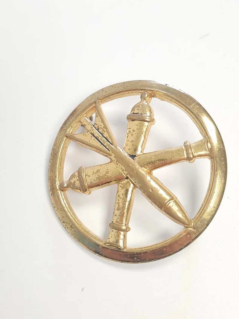 Insigne béret Artillerie militaire métal jaune emblème armée uniforme badge