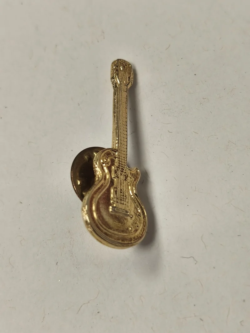 Pin's rétro guitare ancienne, badge collection vintage musique instrument rare