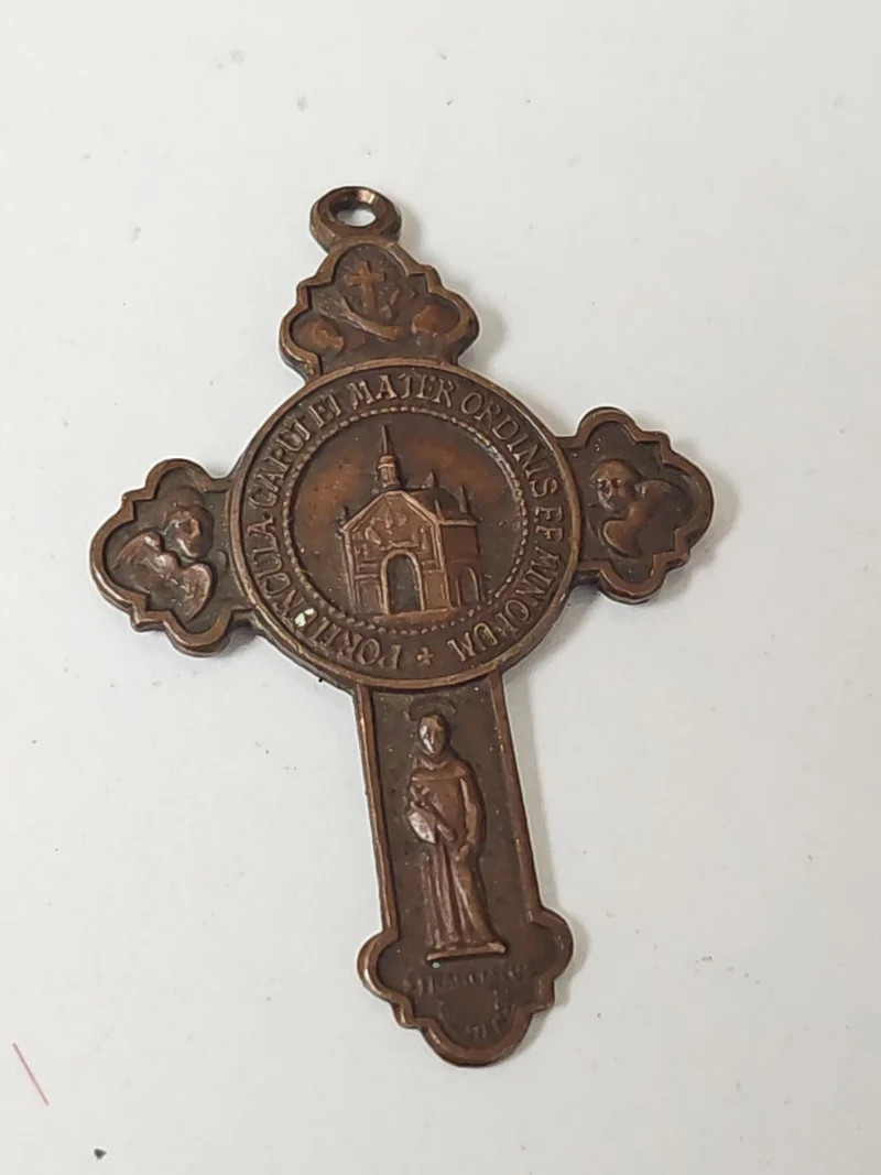 Croix catholique ancienne vintage pour collection ou décoration religieuse rétro