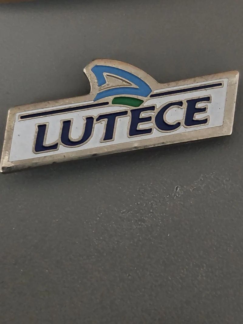Pin's rétro ancien Lutece ? badge collection vintage France, objet publicitaire