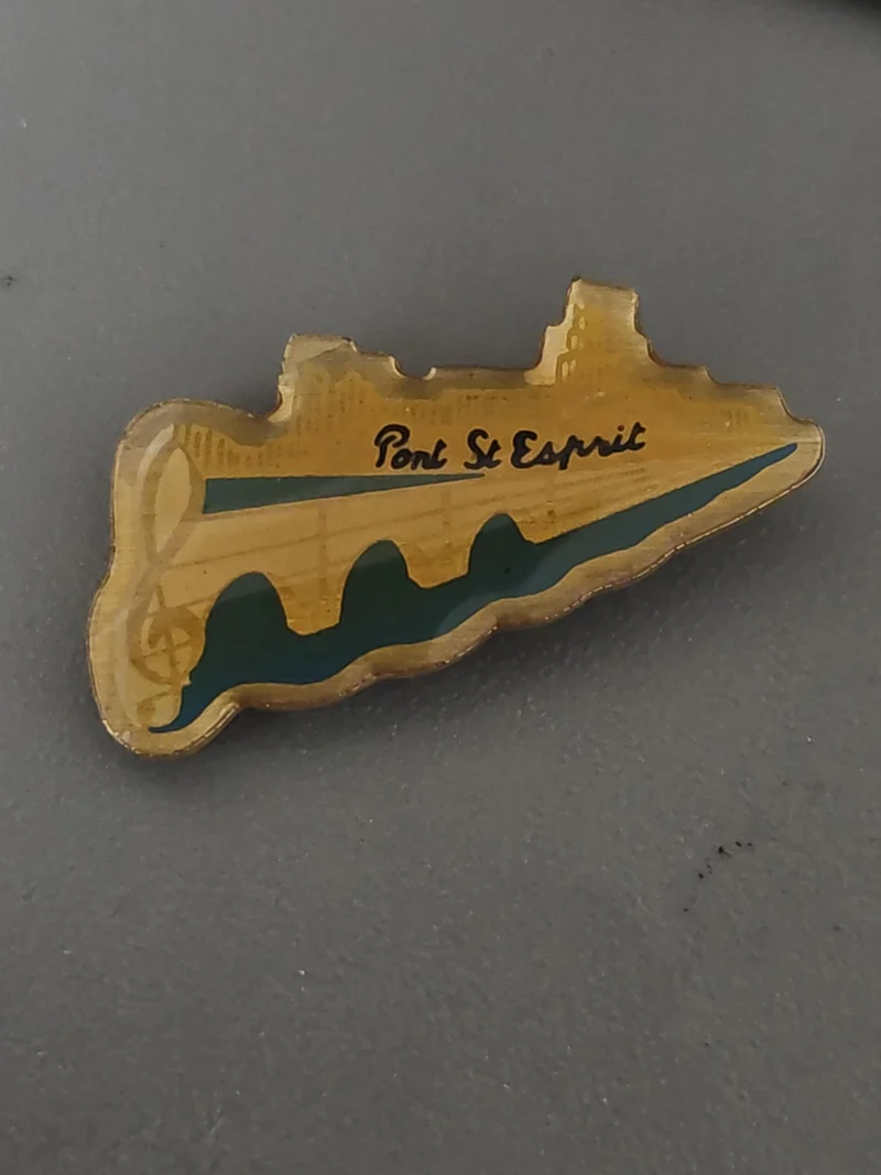 Pin's ancien rétro Pont-Saint-Esprit collection vintage badge France souvenir