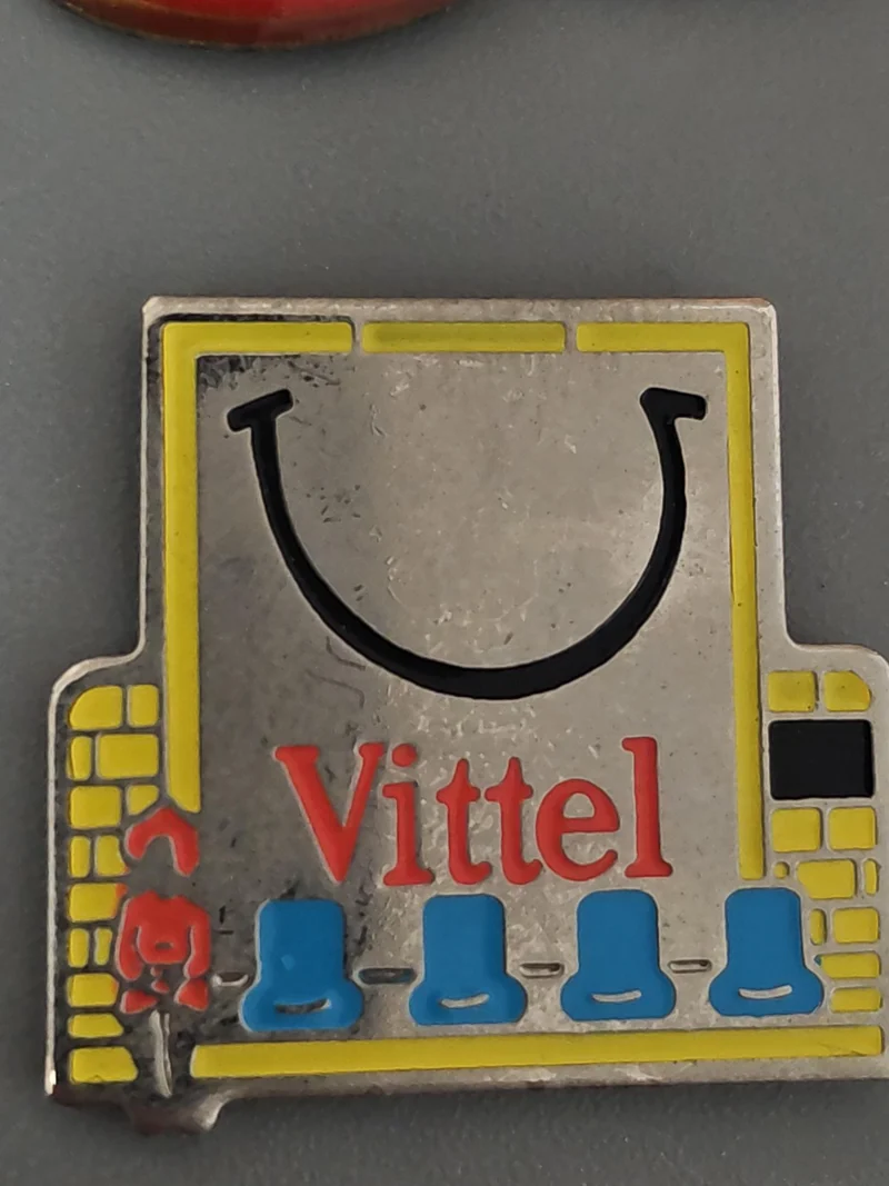 Pin's rétro ancien Vittel ? badge collection années 80 90 eau minérale France
