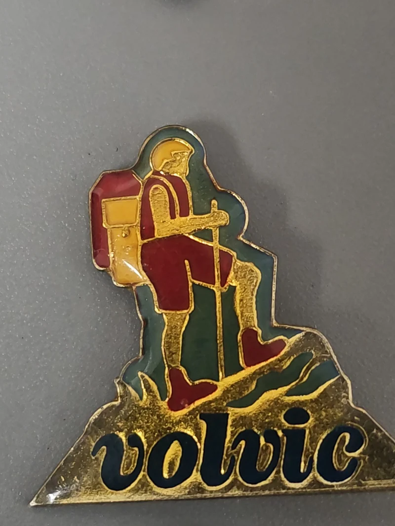Pin's publicitaire rétro Volvic ancien badge collection boisson eau minérale vin