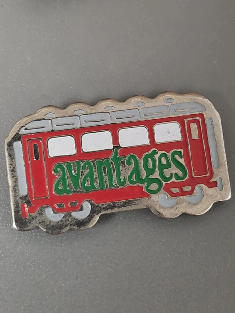 Pin's ancien vintage Avantages ? Badge rétro collection, objet publicitaire rare