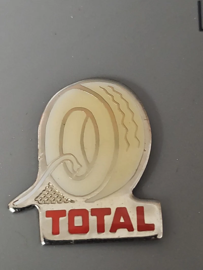Pin's ancien rétro Total, badge collection vintage années 80, objet publicitaire