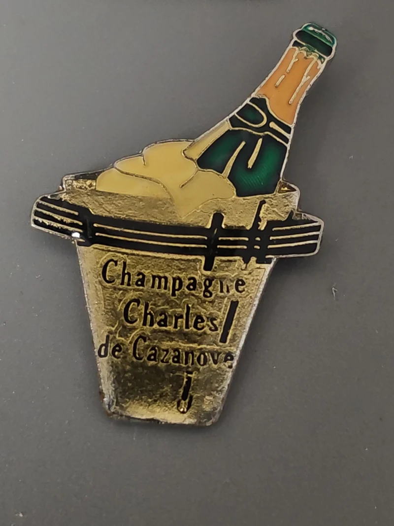 Pin's rétro ancien champagne Charles de Cazanove, collection vintage France