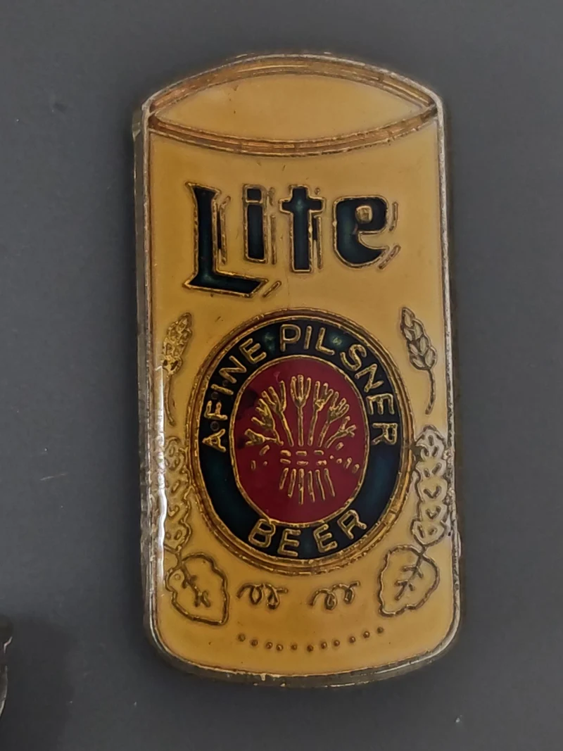 Pin's rétro ancien bière, badge collection vintage, accessoire publicitaire rare