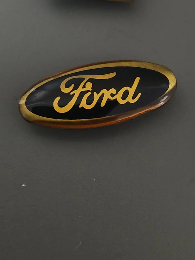 Pin's ancien Ford rétro collection automobile vintage badge collector rare
