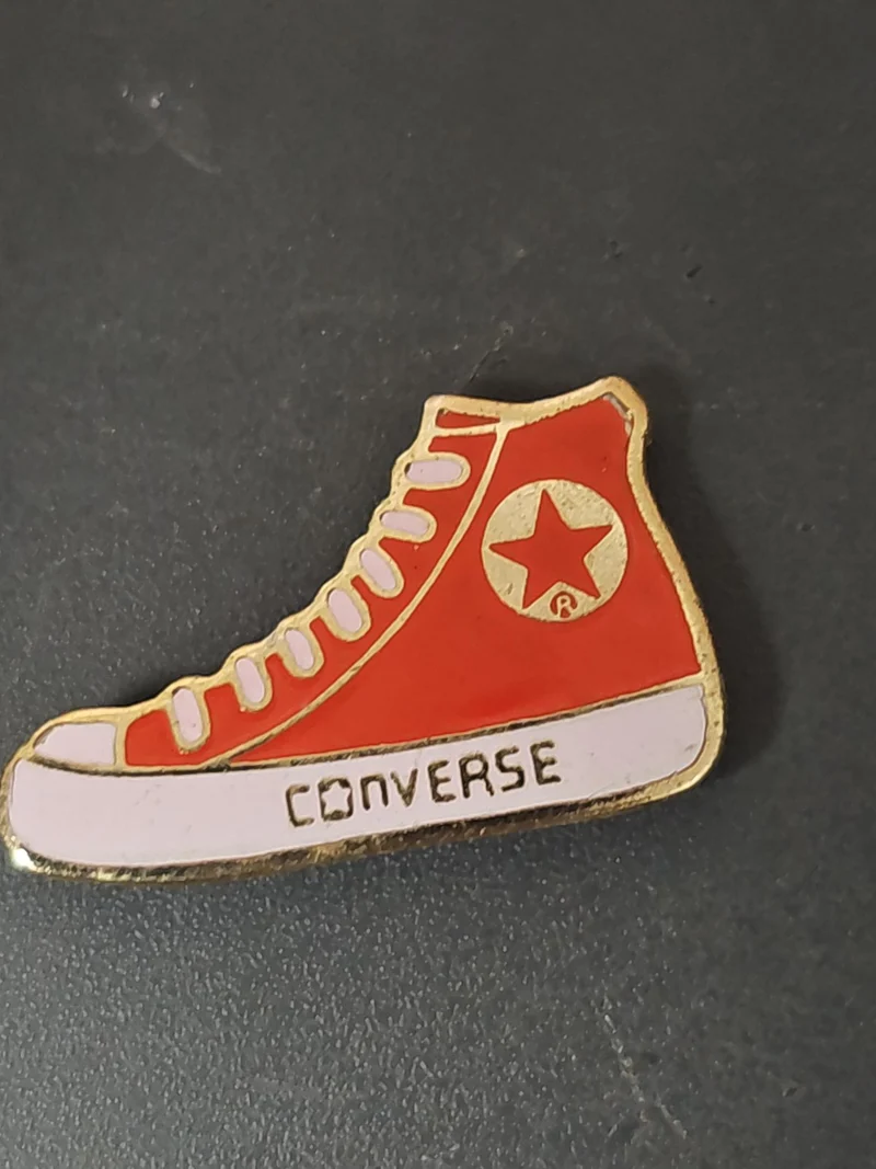Pin's rétro ancien Converse collection vintage basket années 80 accessoire rare