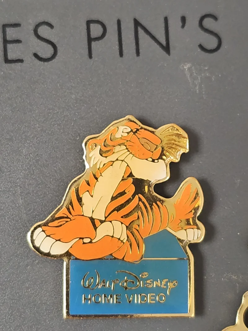 Pin's rétro ancien Walt Disney Home Video, badge collection vintage années 80