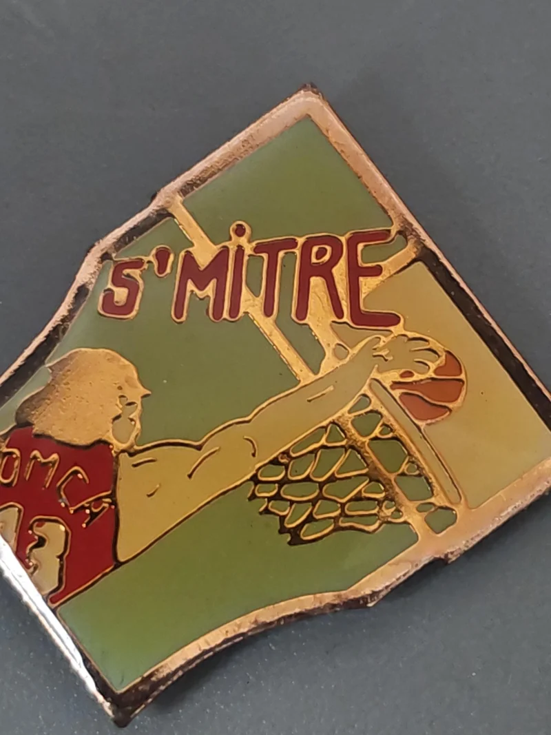 Pin's rétro ancien basket St Mitre, badge collection vintage basketball France