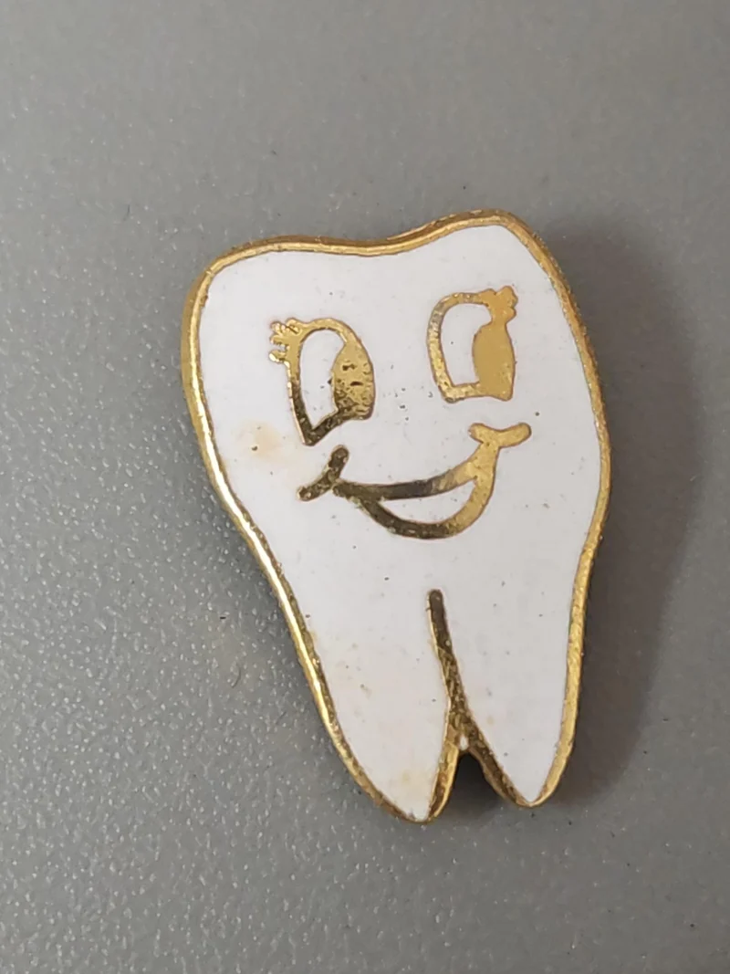 Broche pin's rétro ancien dentiste collection, badge vintage médecine dentaire