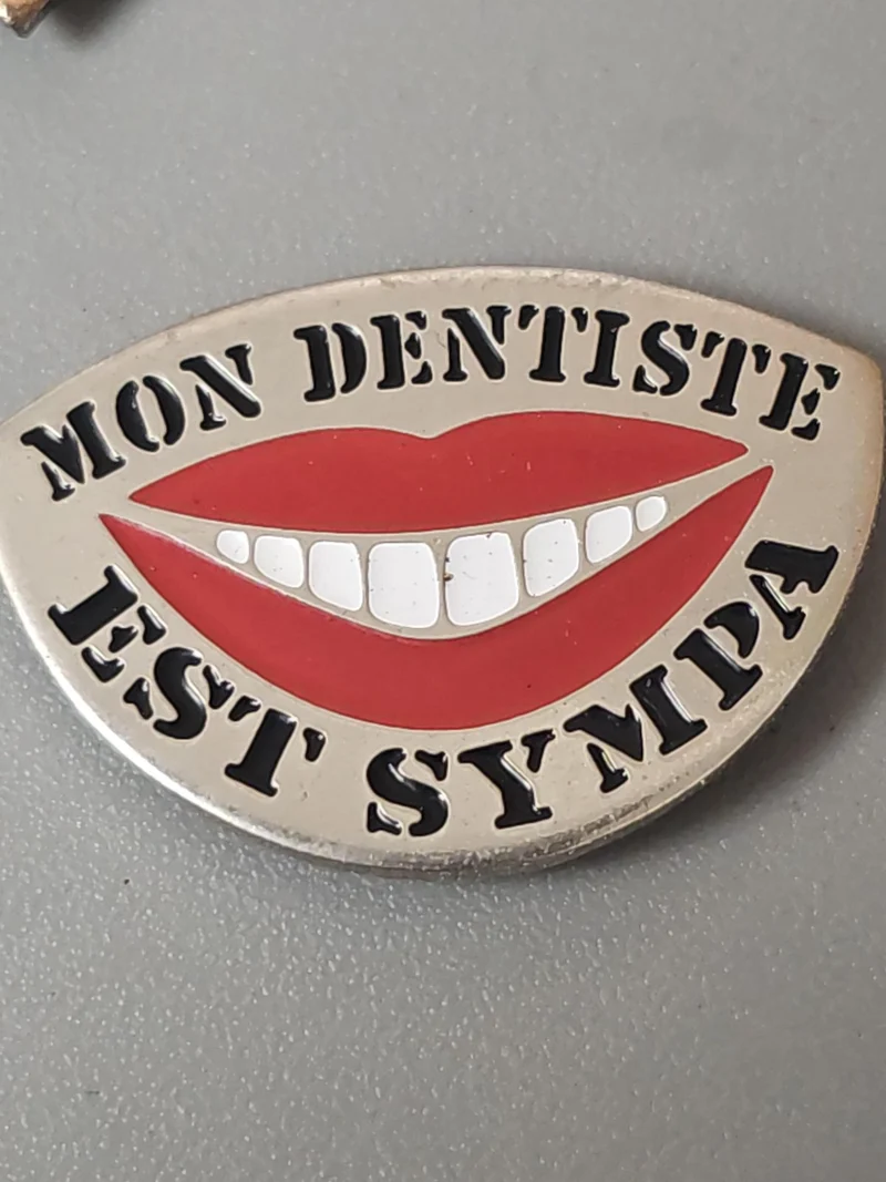 Pin's rétro ancien dentiste, badge collection santé, accessoire vintage rare