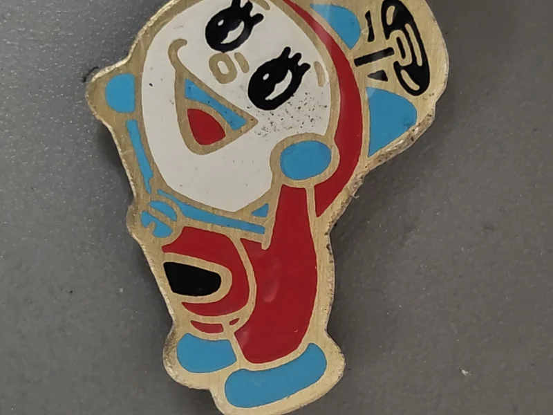 Pin's ancien vintage rétro collection, badge épingle décoratif années passées