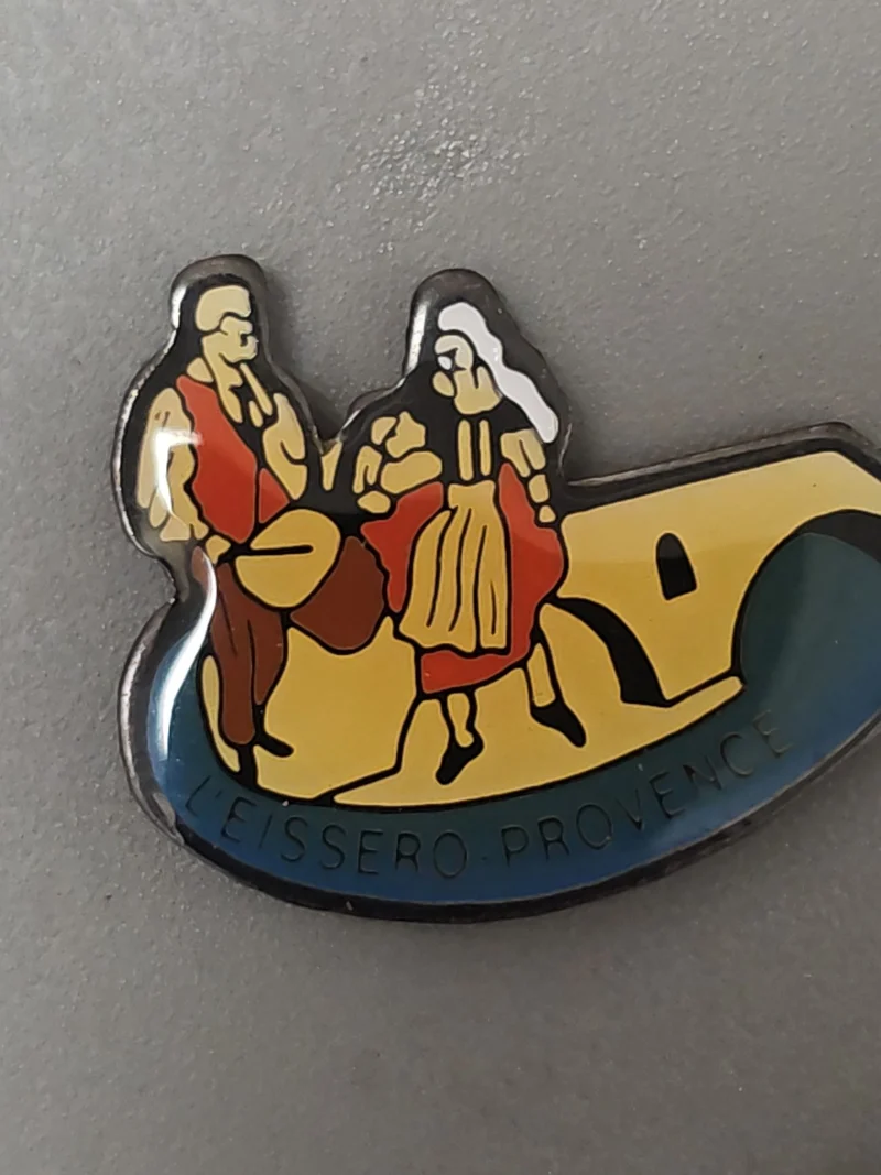 Pin's rétro ancien L'Eissero Provence badge collection vintage France rare