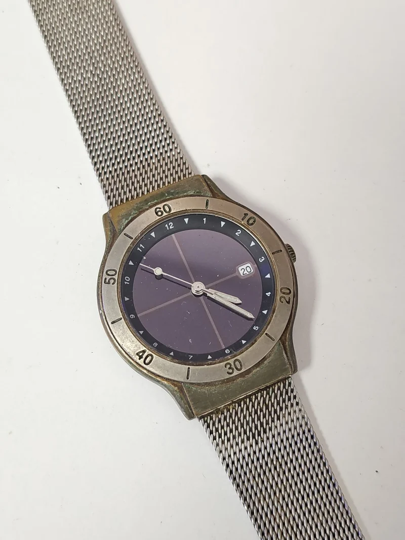 Montre femme rétro ancienne, vintage, élégante, accessoire d'époque fonctionnel