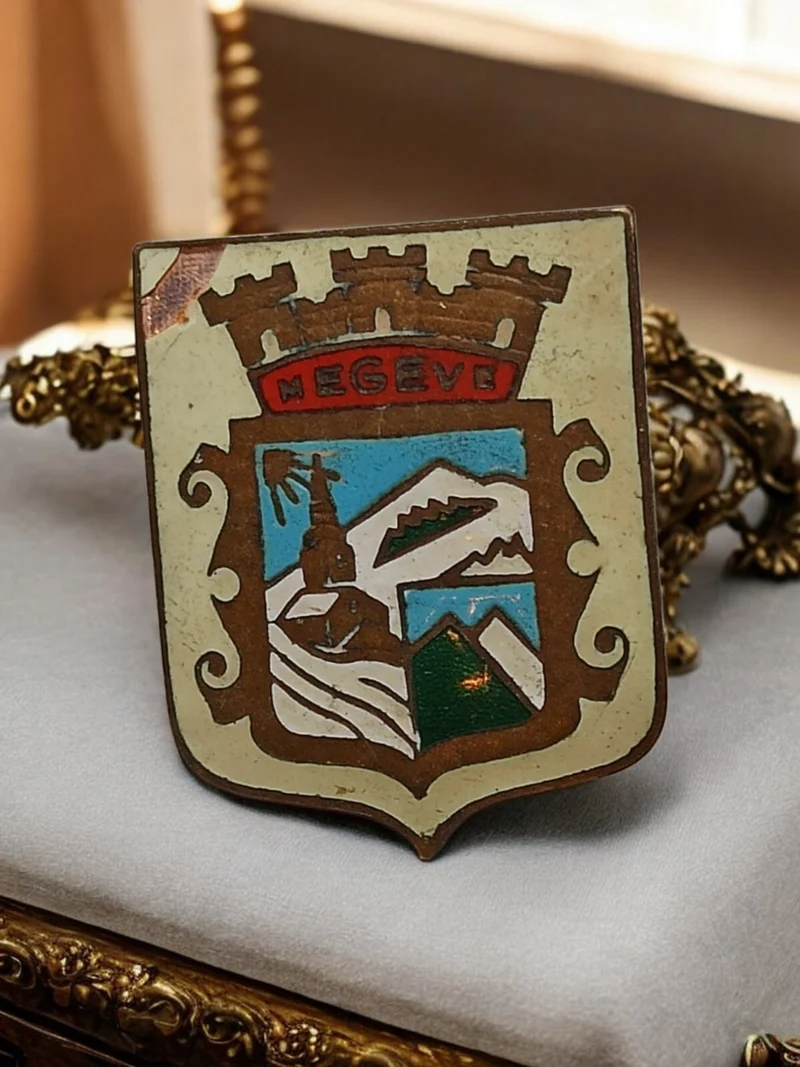 Plaque blason ancienne Megève émaillée décor armoiries vintage France