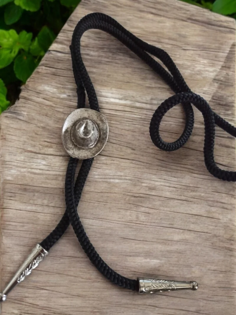 Bolo tie vintage western cowboy, cordon noir, embouts gravés, chapeau métal