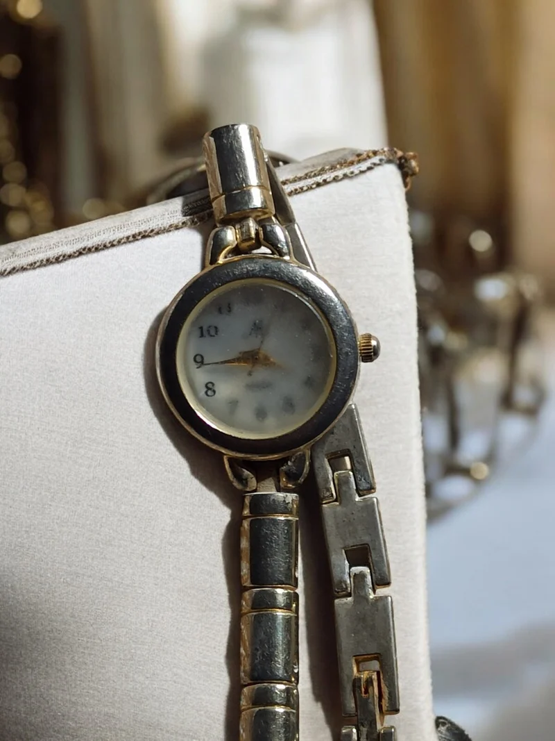 Montre vintage Damart femme, bracelet métal bicolore, cadran rond rétro