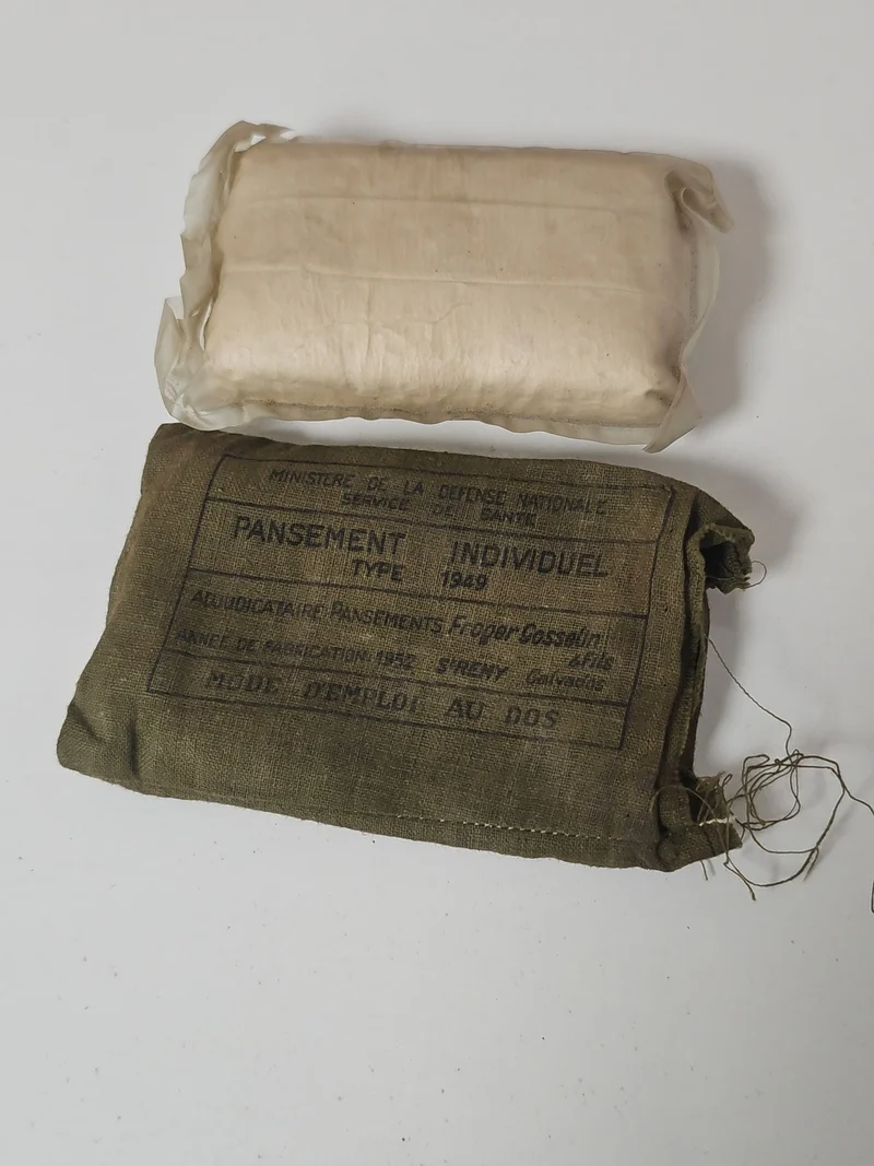 Pansement militaire ancien vintage, trousse premiers secours collection militari