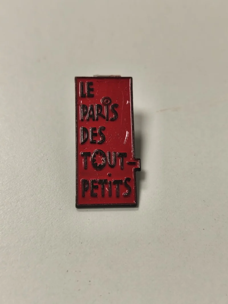 Pin's rétro ancien Le Paris des Tout Petits, badge vintage collection enfant