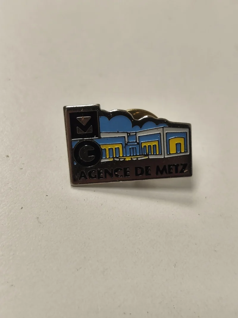 Pin's ancien Agence de Metz vintage, badge rétro collection, objet publicitaire