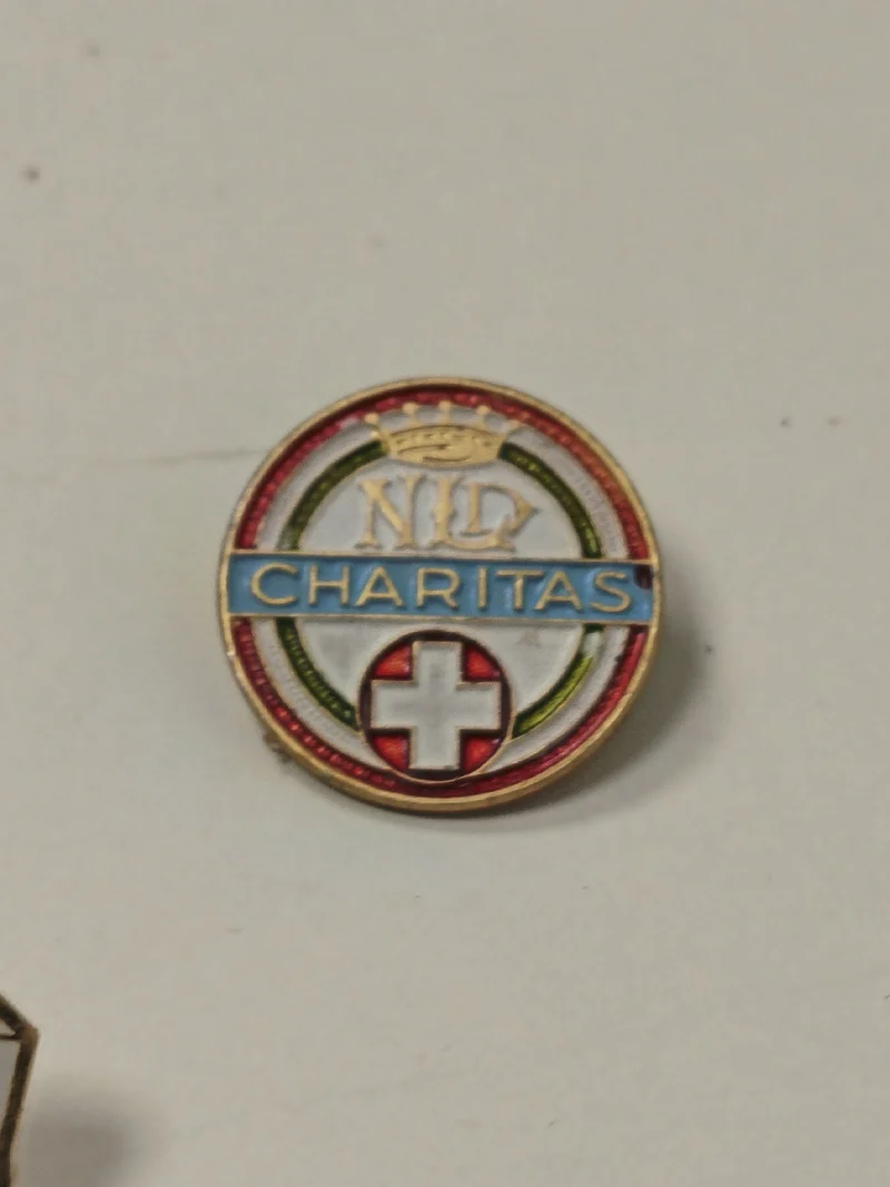 Pin's ancien rétro Charitas ? badge vintage de collection pour amateurs d?objets