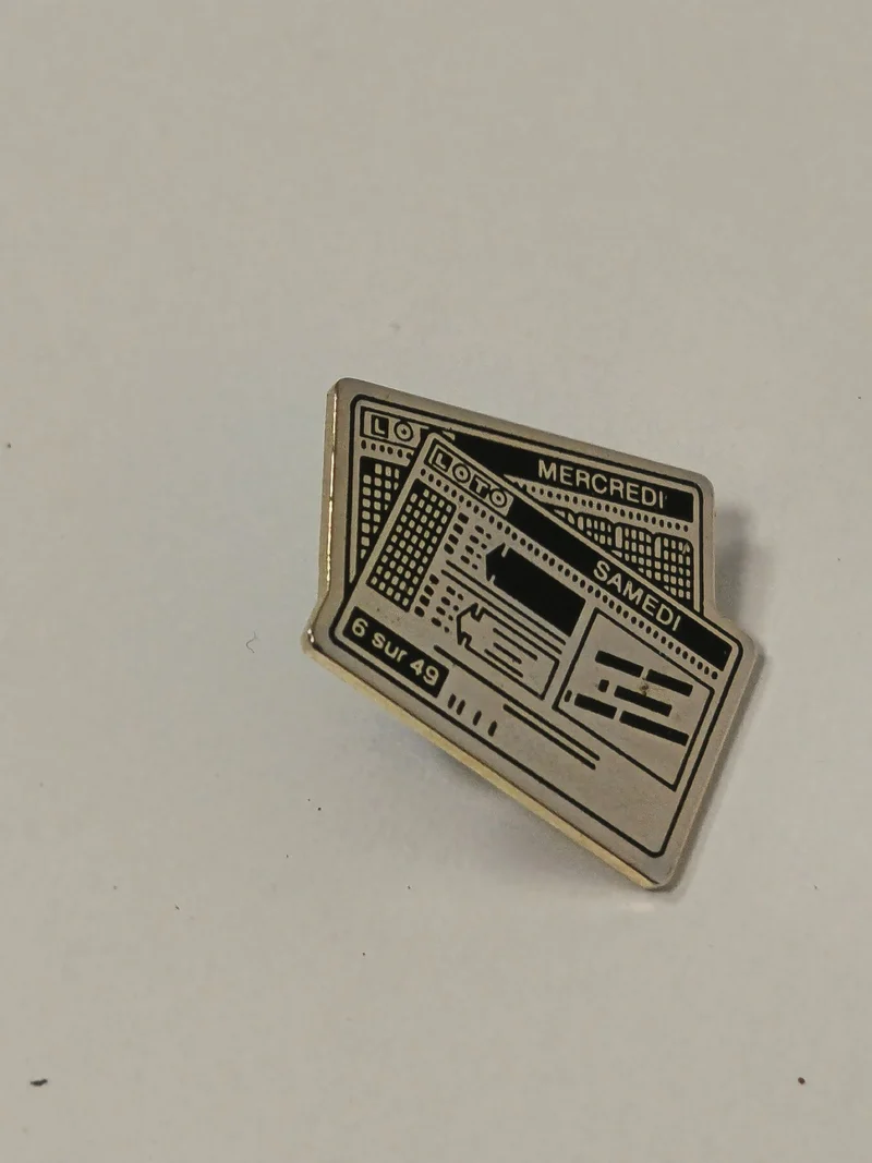 Pin's ancien rétro jeu de loto ? badge vintage collection années 80 90