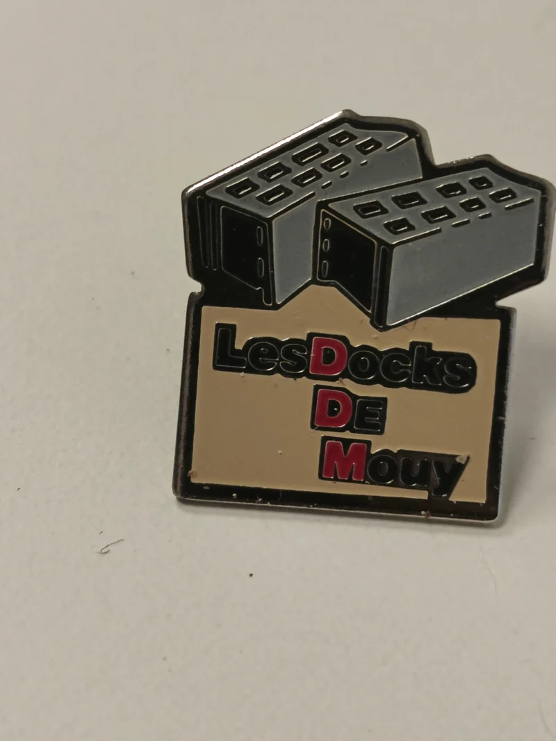 Pin's rétro ancien Les Docks de Mouy badge collection vintage France rare