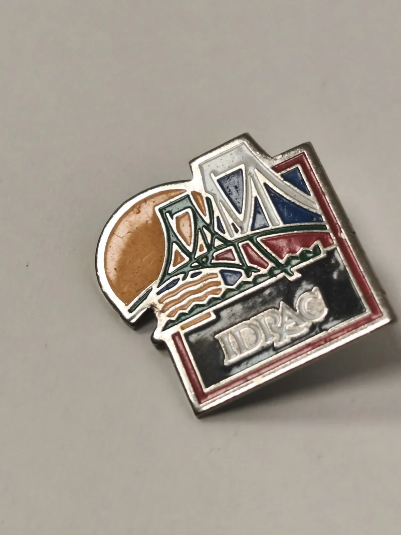 Pin's ancien IDRAC vintage rétro collection années 80 objet publicitaire rare