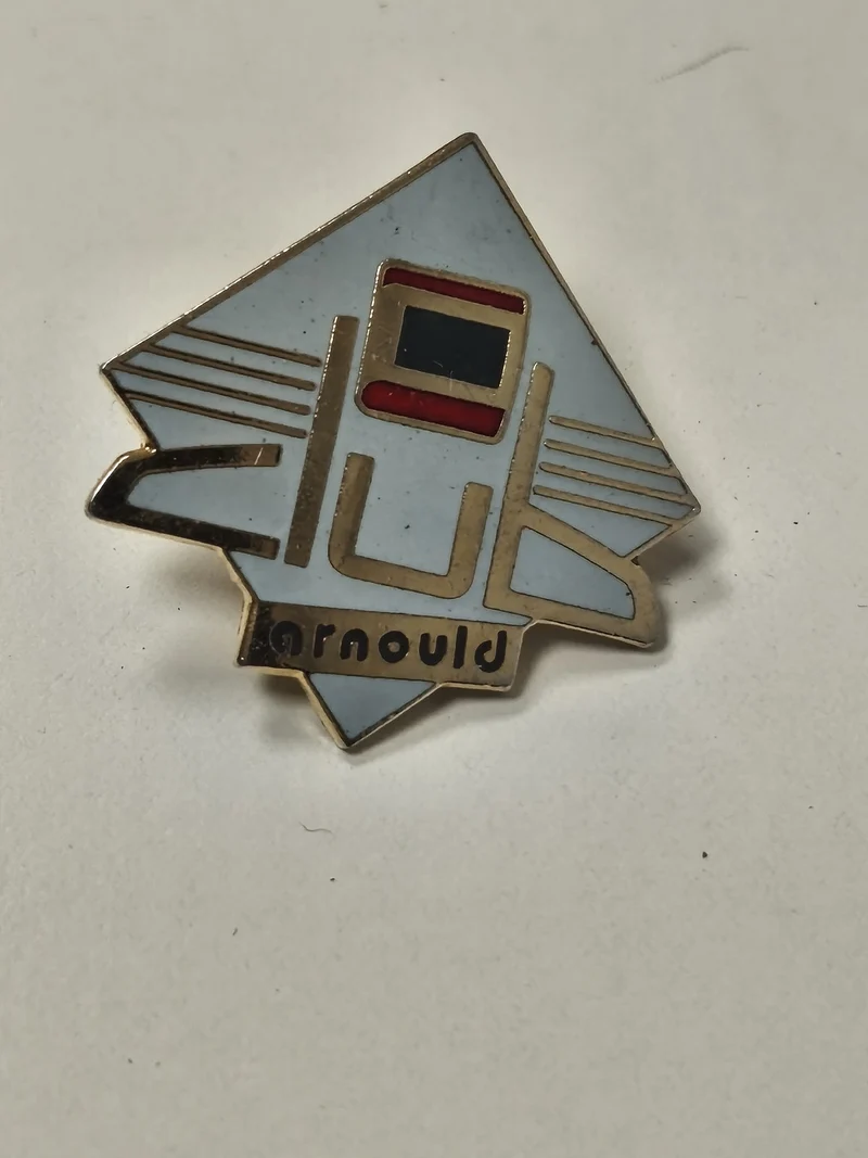 Pin's ancien rétro Arnould Club, badge collection vintage, objet publicitaire ra