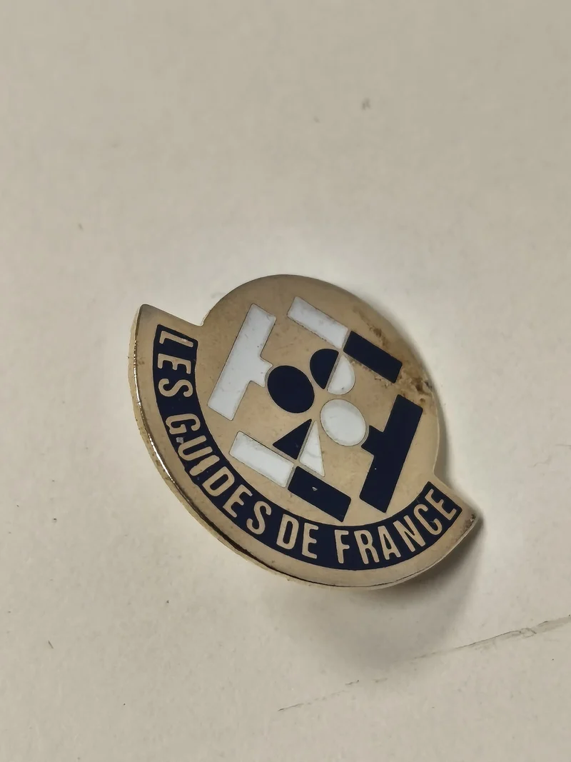 Pin's vintage Les Guides de France badge ancien collection rétro scoutisme rare