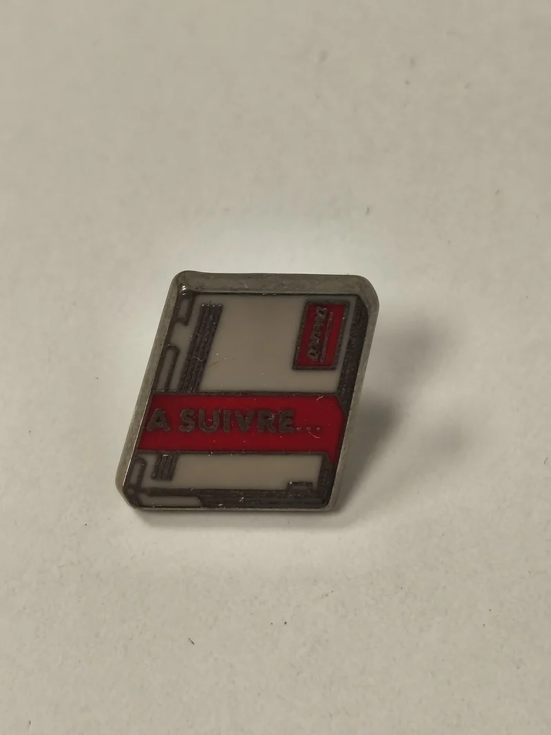 Pin's vintage ancien "À Suivre" collection rétro badge broche années 80 collecto