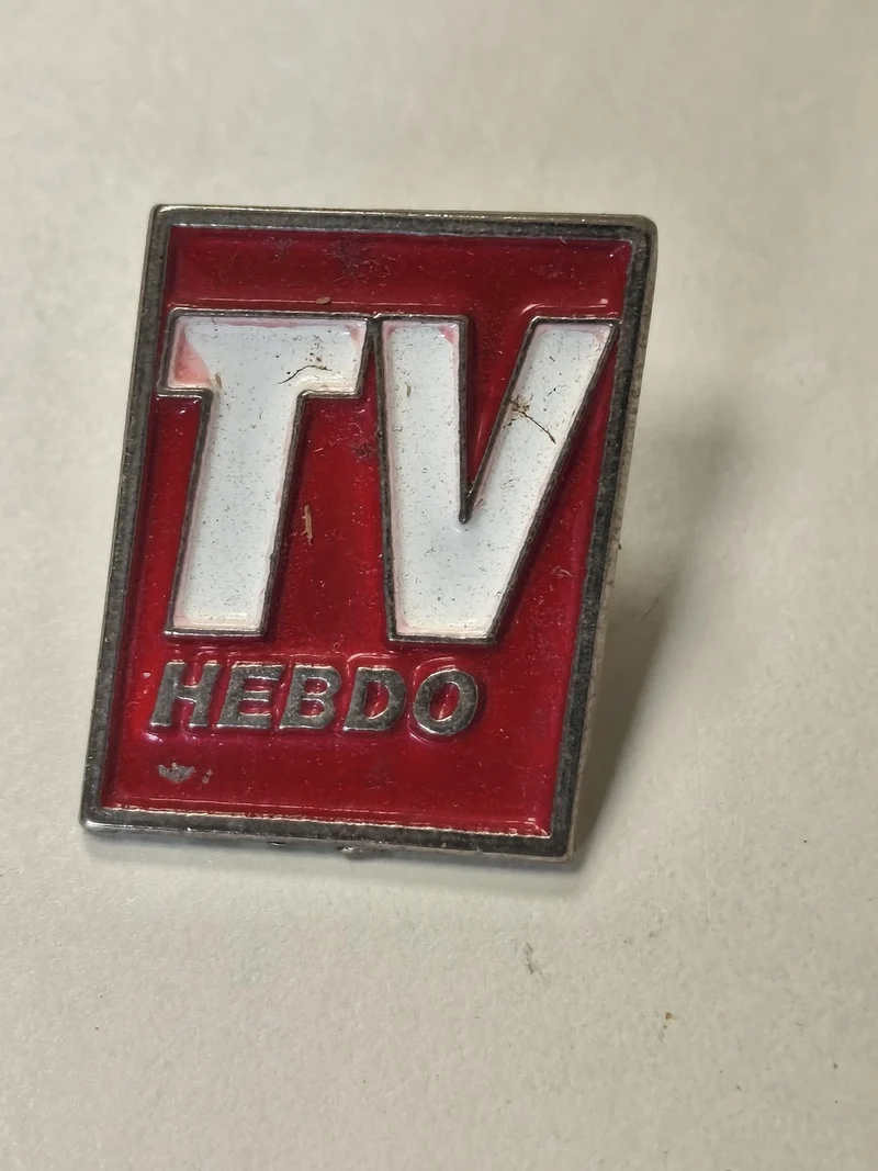 Pin's ancien rétro TV Hebdo, badge vintage collection années 80-90 rare presse
