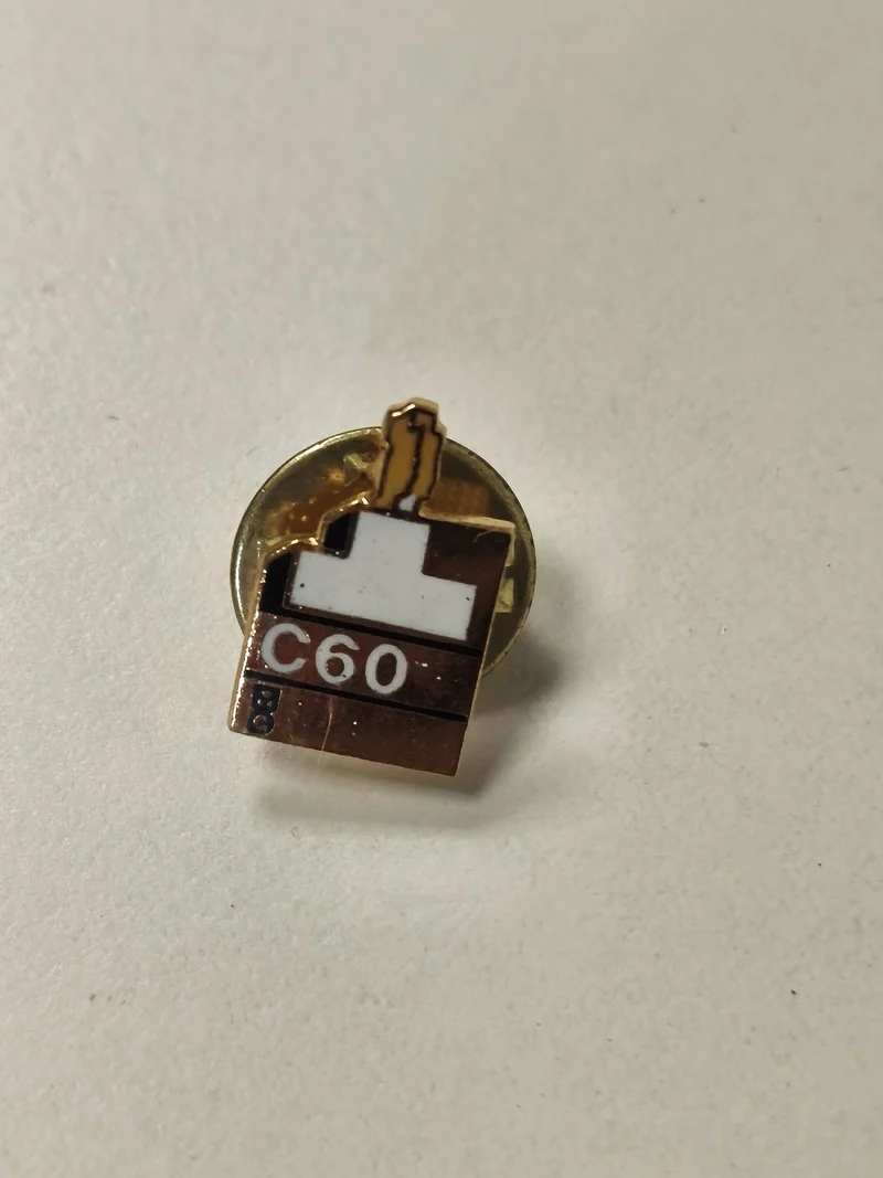 Pin's rétro ancien C60, badge vintage collection, objet publicitaire original