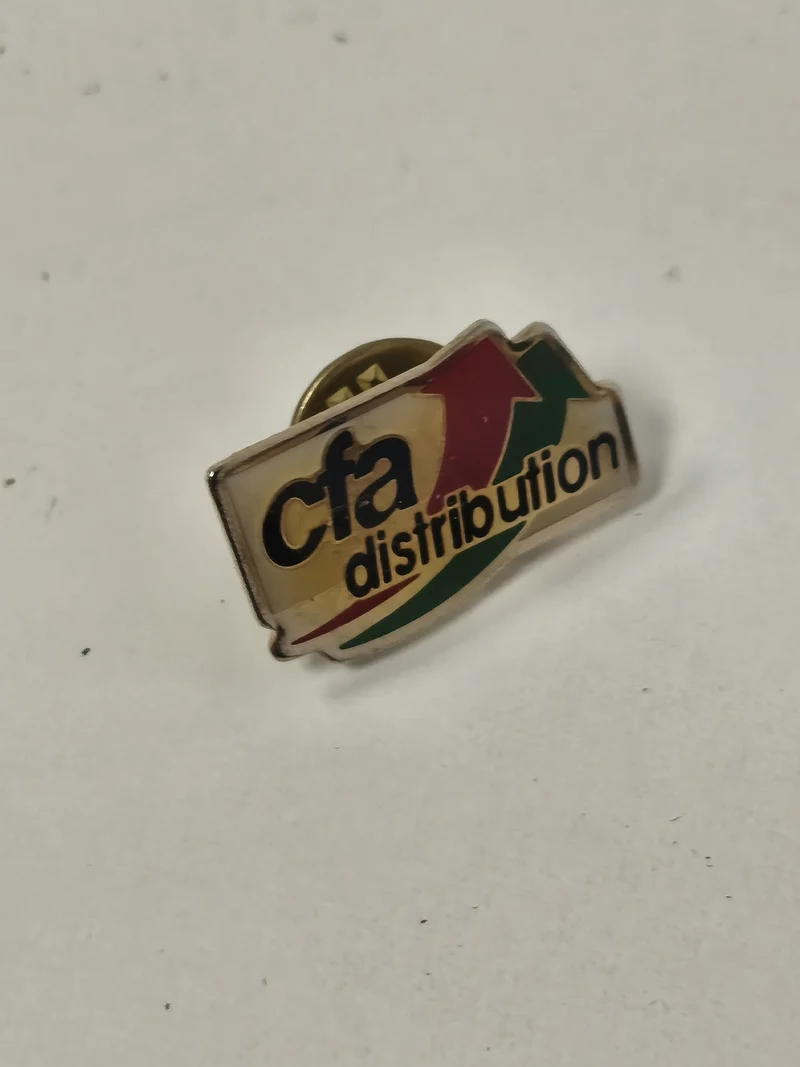 Pin's rétro ancien CFA Distribution collection vintage badge publicitaire rare