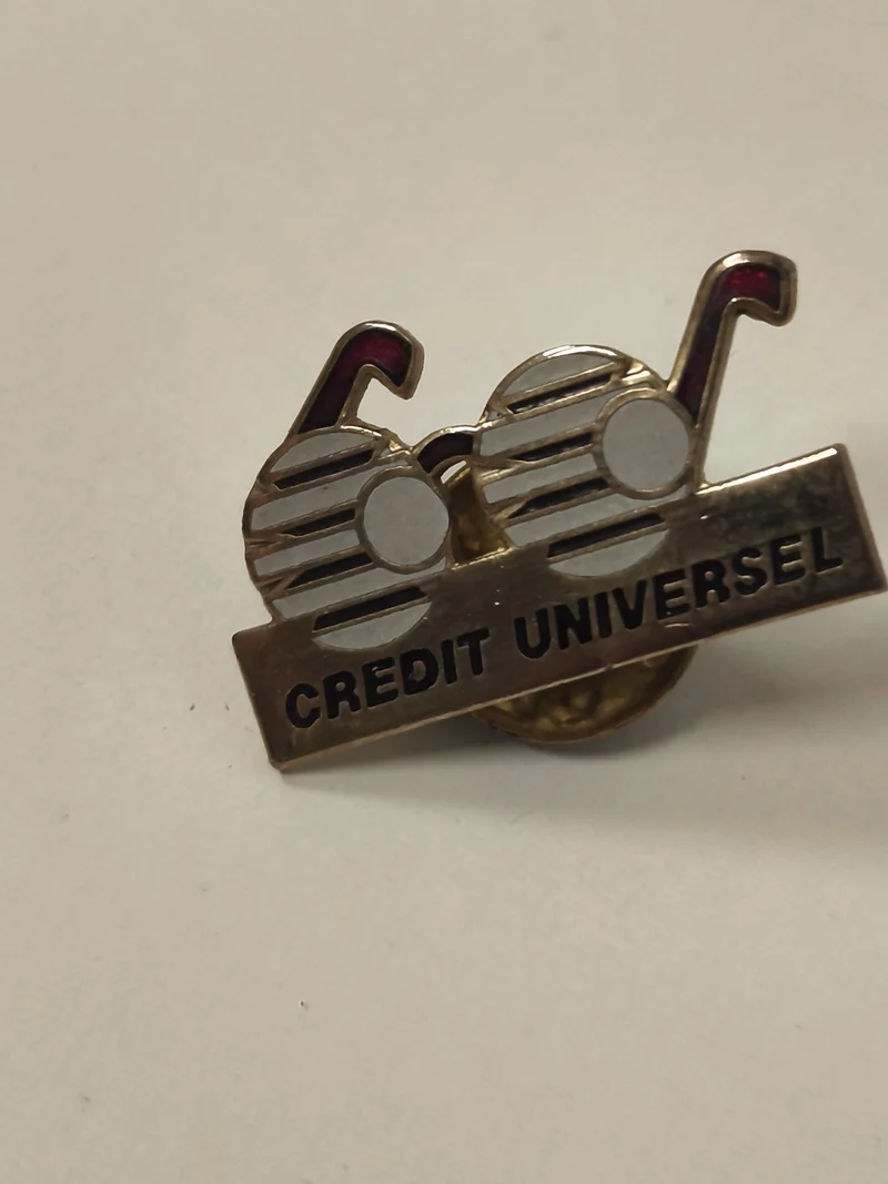 Pin's ancien rétro Crédit Universel badge vintage collection banque années 80 90