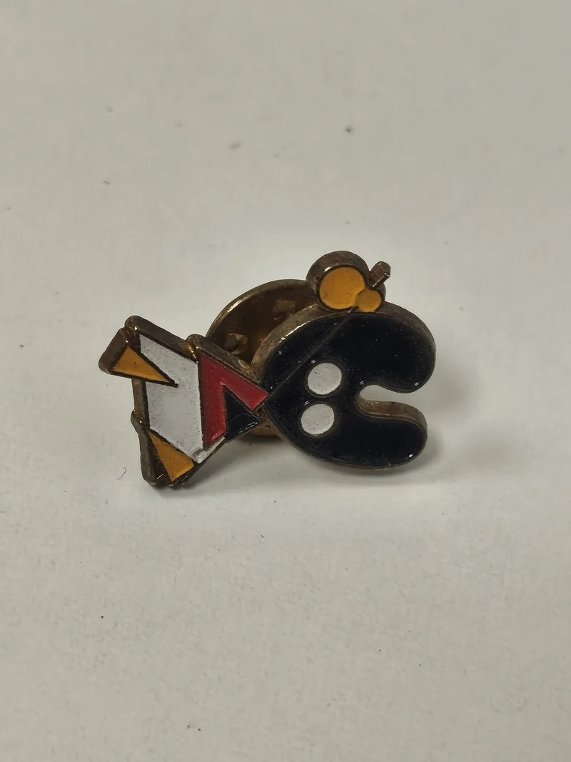 Pin's rétro ancien collection vintage badge broche décorative objet publicitaire