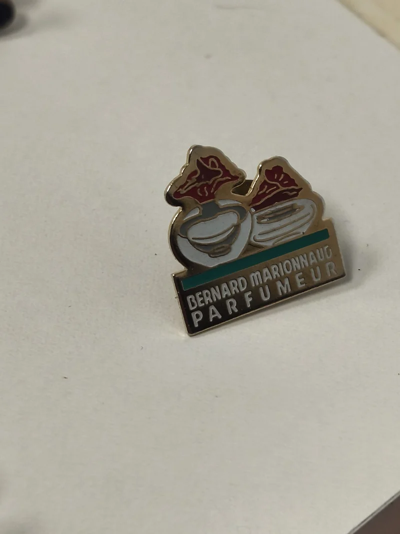Pin's vintage Bernard Marionnaud ancien, badge rétro collection parfum publicita