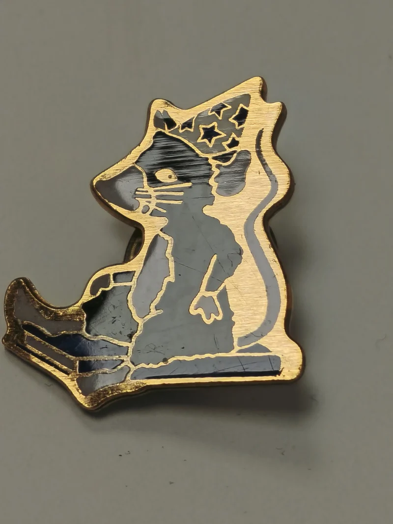 Pin's rétro ancien, badge collection vintage, accessoire original années 80 90