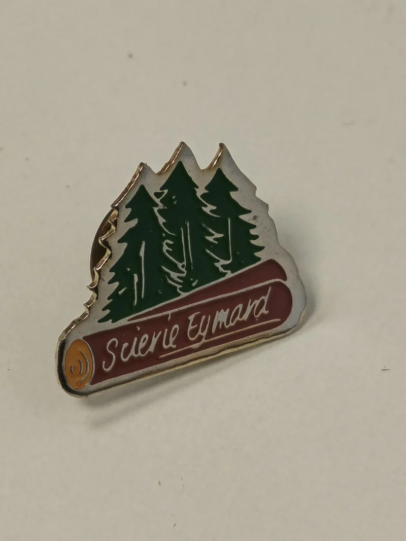 Pin's ancien rétro Scierie Eymard ? badge collection vintage bois industrie Fran