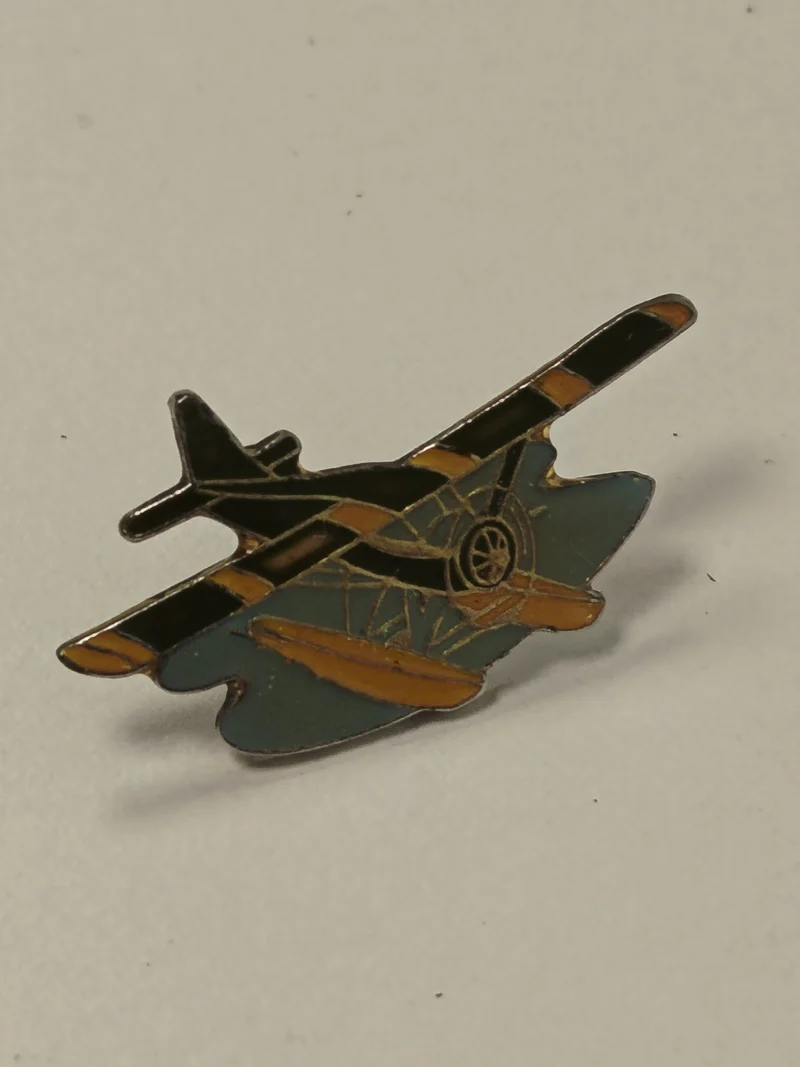 Pin's ancien vintage rétro collection, badge broche années 80 90 objet déco