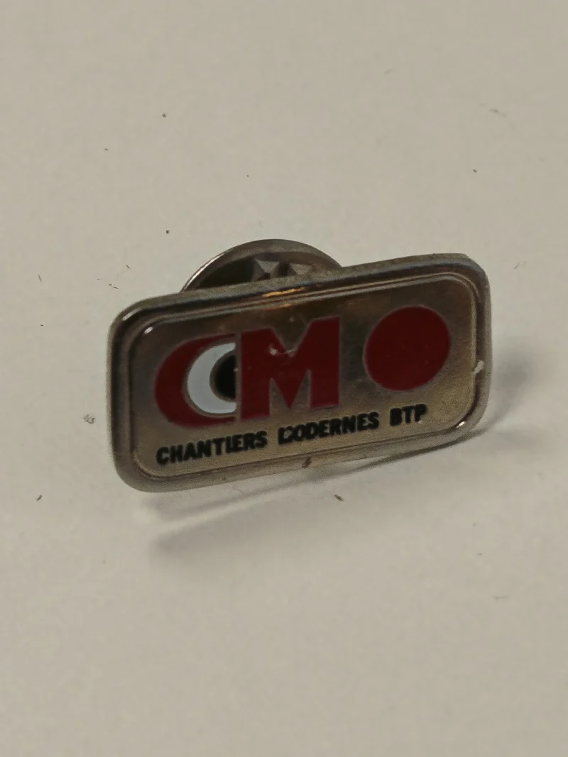 Pin's ancien CMO rétro, badge vintage collection, objet publicitaire original