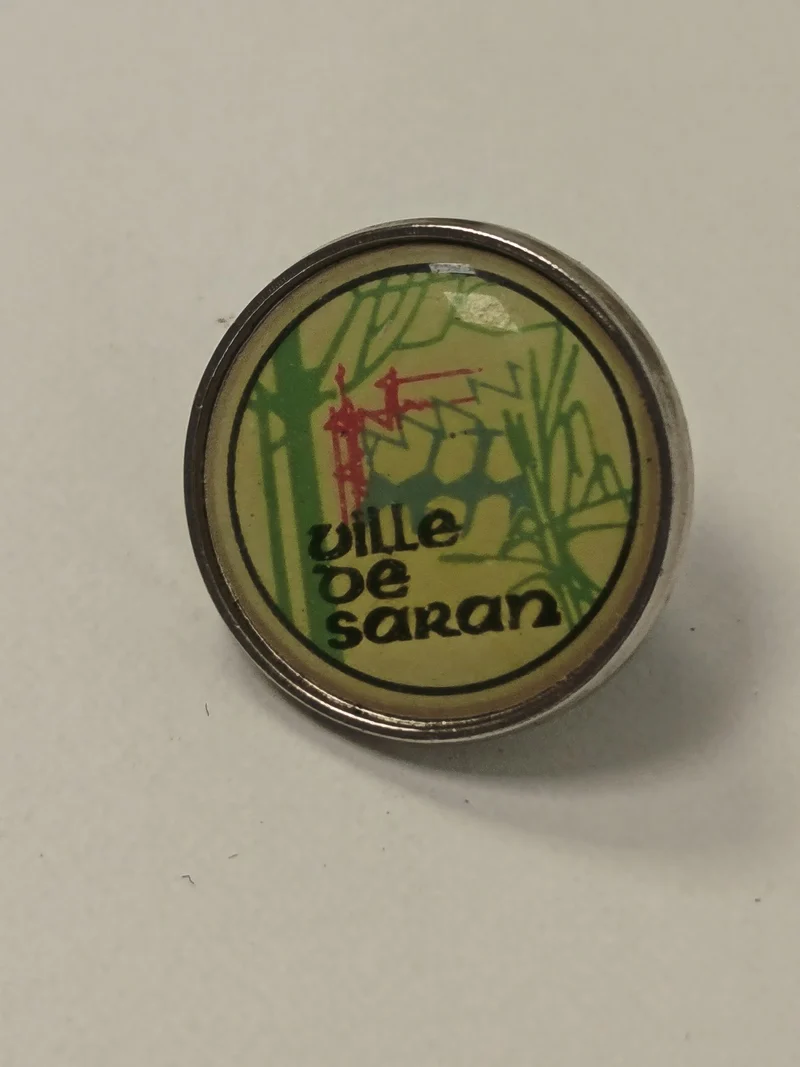 Pin's vintage ancien Saran, badge rétro ville française, collection souvenir rar