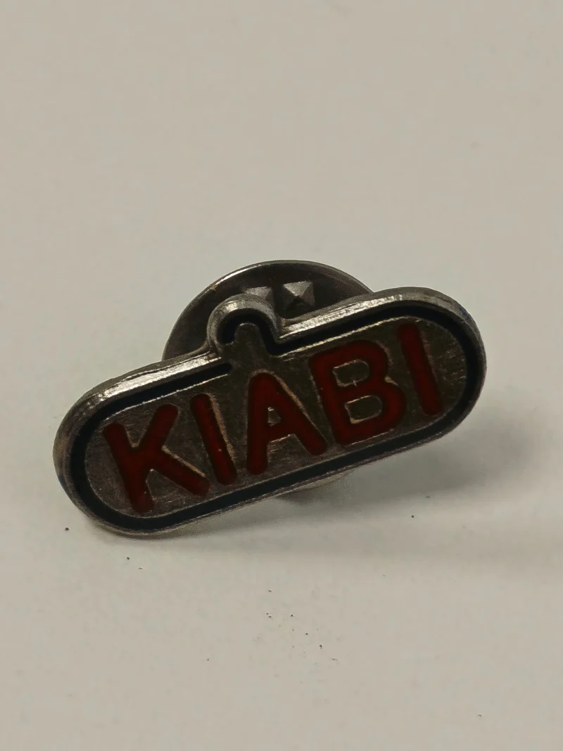 Pin's rétro ancien Kiabi ? badge vintage collection années 90 mode publicitaire