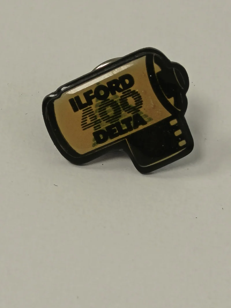 Pin's rétro ancien Ilford, badge photo vintage collection, accessoire années 80