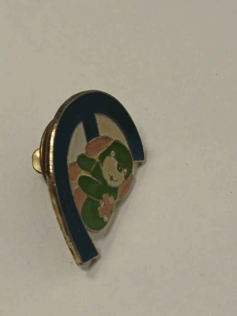Pin's ancien vintage collection rétro, badge original pour amateur objets ancien