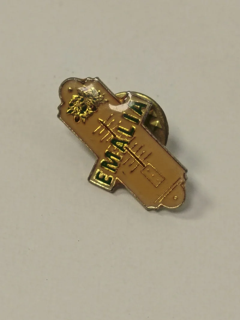 Pin's rétro ancien émaillé vintage collection, badge décoratif d'occasion rare
