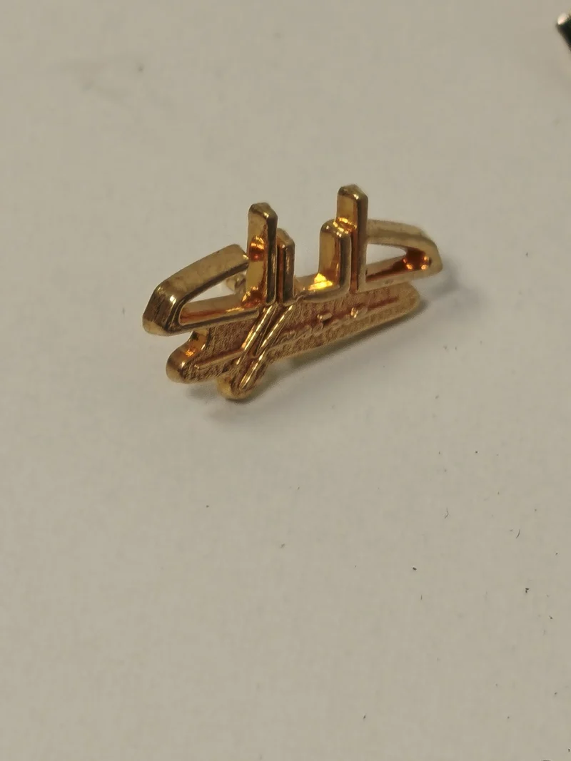 Pin's ancien vintage rétro pour collectionneur, objet publicitaire années 80-90